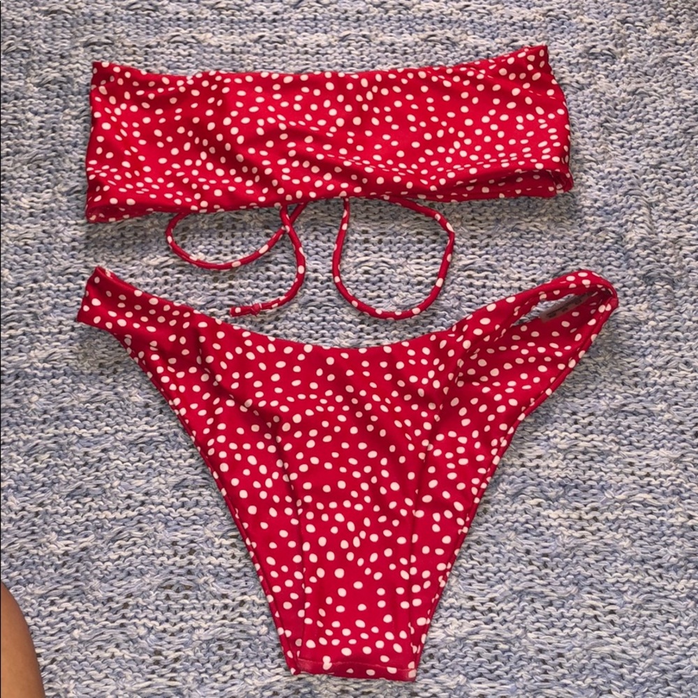 Spotted strapless bikini with cutout